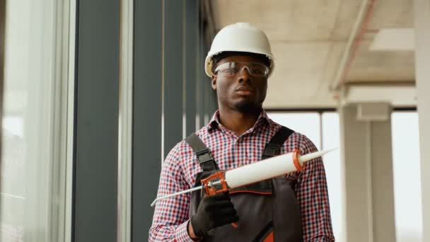 Portrét Instalačního Pracovníka Afrických Oken Silikonovou Pěnou — Stock video