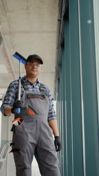 Azji Mężczyzna Profesjonalny Sprzątaczka Myje Okna Witryn Sklepowych Specjalnego Sprzętu — Wideo stockowe