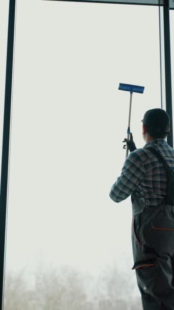 Азіатський Працівник Професійної Клінінгової Служби Прибирає Вікна Вікна Магазину Спеціальним — стокове відео