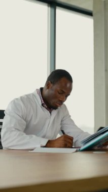 Siyahi çocuk stajyer hemşire sınava hazırlanıyor.