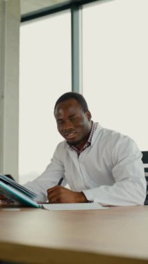 Siyahi çocuk stajyer hemşire sınava hazırlanıyor.