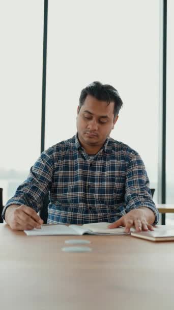 Estudiante Indio Sienta Biblioteca Prepararse Para Examen Tomar Notas Cuaderno — Vídeos de Stock