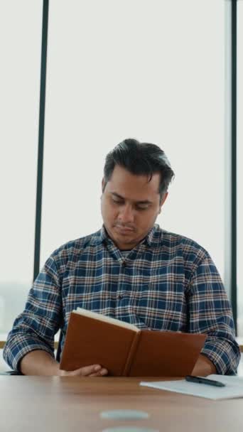 Hombre Indio Sosteniendo Libro Estudiante Universitario Estudiando Aprendiendo Idioma — Vídeos de Stock