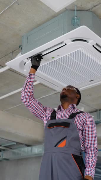 Black Technician Installing Air Conditioner Office Air Conditioner Service Indoors — Stock Video