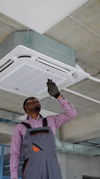 Zwarte Technicus Installeren Van Airconditioner Kantoor Airconditioner Service Binnen — Stockvideo