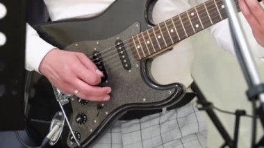 Elektro gitar çalarak elinizi kapatın. Gitar çalan müzisyen, canlı müzik. Gitar çalan adam. Müzik aleti. Elektro gitar,