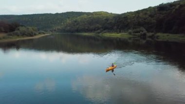 Nehir boyunca kanyonda rafting. Nehirde rafting manzarası