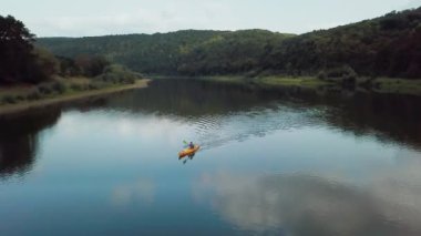 Ormandaki kanyonda rafting. Popüler turistik eğlence. Nehirde rafting manzarası