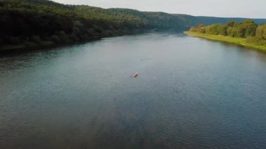 Gün doğumunda kanyondaki nehirde rafting. Nehirde rafting manzarası