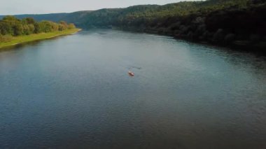 Nehirde rafting manzarası.
