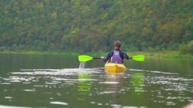 Rafter nehirde kanoyla yüzer..