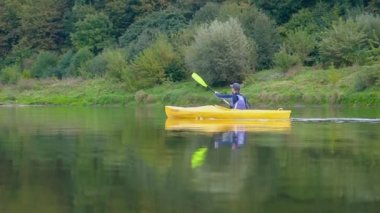Ormandaki kanyonda rafting. Popüler turistik eğlence.