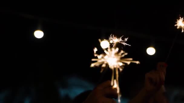 Feuerwerk Und Wunderkerzen Abbrennen Funken Und Grelles Licht Von Feuerfackeln — Stockvideo