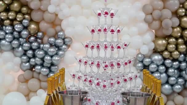 Coupes Champagne Debout Dans Une Tour Fête Mariage Pyramide Verre — Video