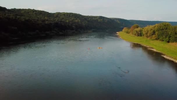 日の出にキャニオンの川にラフティング 川上ラフティングの空中観察 — ストック動画