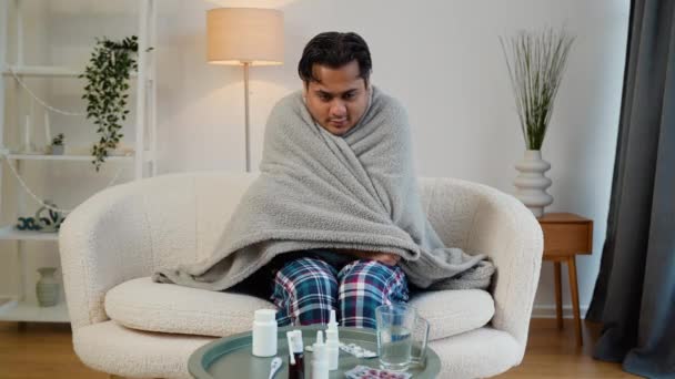 Hombre Indio Enfermo Gripe Fiebre Dolor Cabeza Sentado Envuelto Una — Vídeo de stock