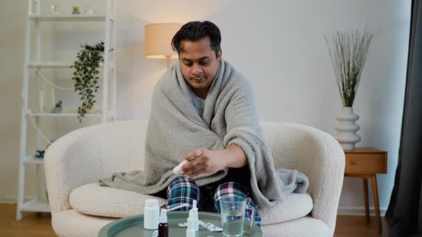 Ινδός Άνδρας Τυλιγμένος Κουβέρτα Ψεκάζει Ένα Ρινικό Σπρέι Ενώ Κάθεται — Αρχείο Βίντεο
