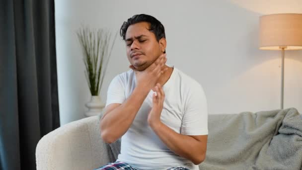 印度男人嗓子疼 — 图库视频影像