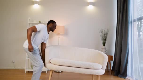 Hombre Negro Que Sufre Dolor Espalda Levantar Sofá Sala Estar — Vídeos de Stock