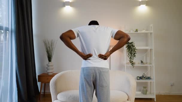 Hombre Negro Que Sufre Dolor Espalda Casa — Vídeo de stock