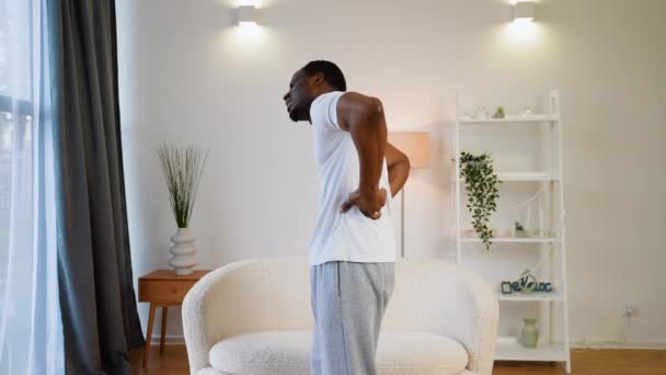 Hombre Negro Infeliz Que Sufre Dolor Espalda Riendas Casa — Vídeo de stock