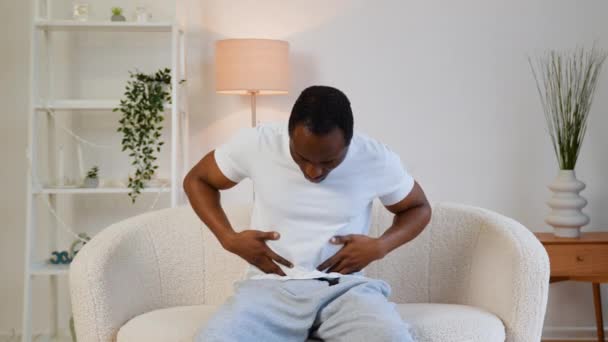 Afrika Amerika Pria Menderita Sakit Perut Rumah — Stok Video