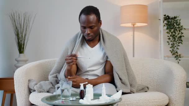 Hombre Negro Tiene Termómetro Control Fiebre Medir Temperatura Corporal — Vídeo de stock