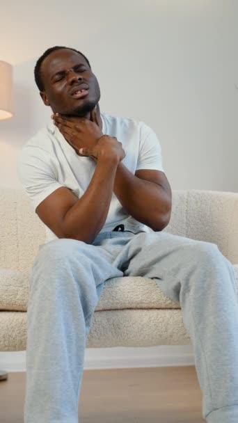 Homem Negro Com Dor Garganta Casa Interior Conceito Problemas Saúde — Vídeo de Stock