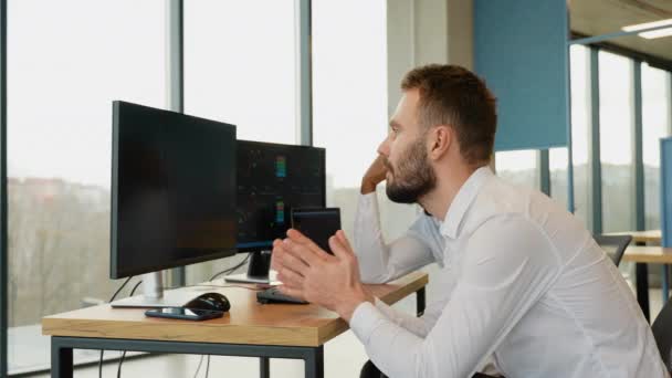 Stress Business Man Look Computer Monitor Screen Shows Financial Market — Vídeo de Stock