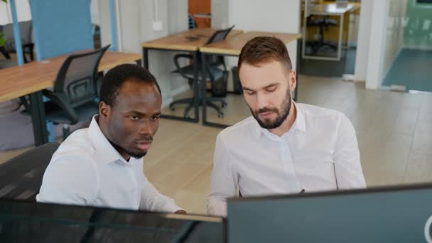 Dois Homens Comerciantes Sentados Mesa Escritório Juntos Monitorando Estoques Gráficos — Vídeo de Stock