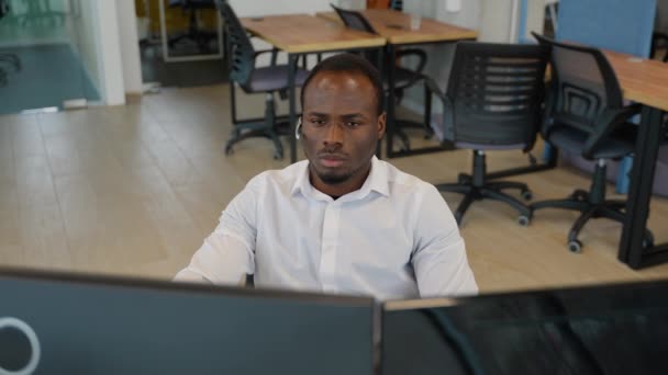 Συγκεντρωμένη Αφρικανική Crypto Έμπορος Κάθεται Μπροστά Από Τους Υπολογιστές Κάνοντας — Αρχείο Βίντεο