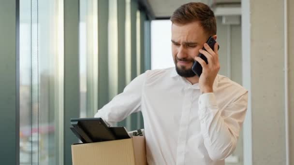 Karyawan Menemukan Melalui Telepon Bahwa Dipecat — Stok Video