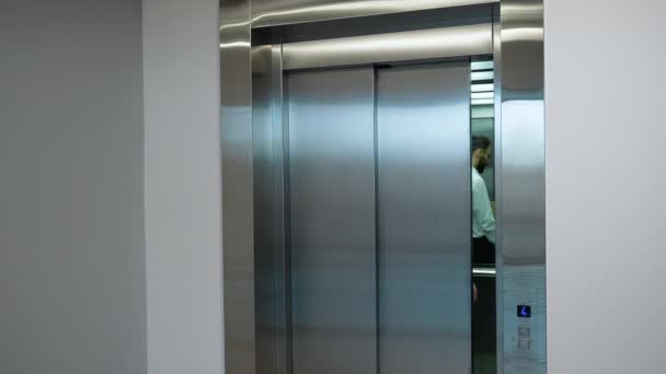 带着解雇箱从电梯里出来的被解雇工人 — 图库视频影像
