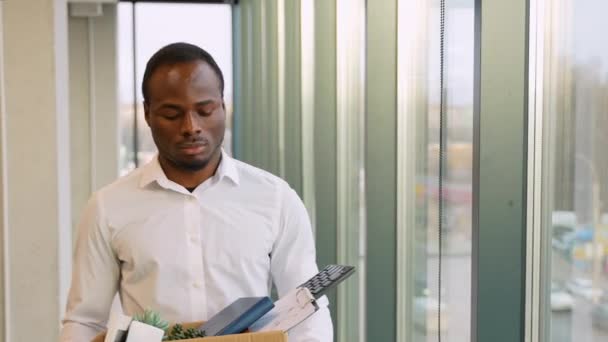 아프리카 노동자는 사무실에서 자신의 사무실 용품을 복용하고있다 직장에서 — 비디오