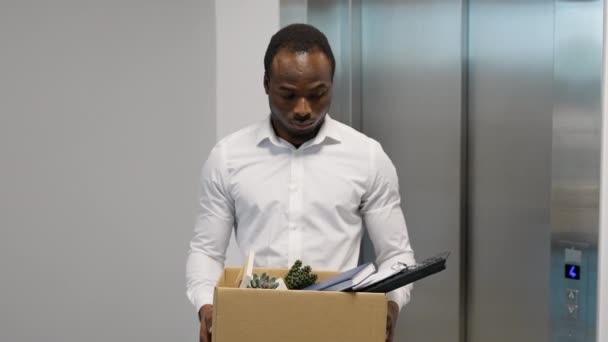Retrato Trabalhador Africano Demitido Com Caixa Demissão Perto Elevador — Vídeo de Stock
