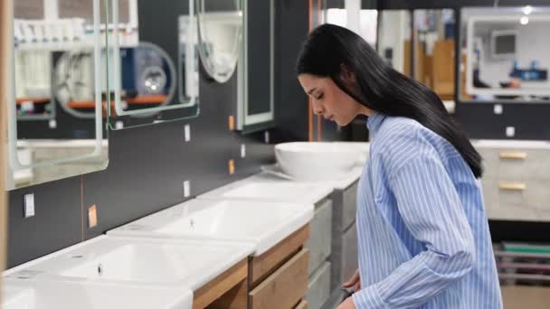 Een Vrouw Die Nieuwe Badkamermeubels Kiest Sanitaire Loodgieterswinkel — Stockvideo