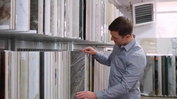 Projektant Wnętrz Wybiera Próbki Tekstur Płytek Podłogowych Sklepie Narzędziami — Wideo stockowe