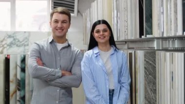 Fayans dükkanında genç bir çiftin portresi. Gelin ve damat seramik fayansları seçiyor.