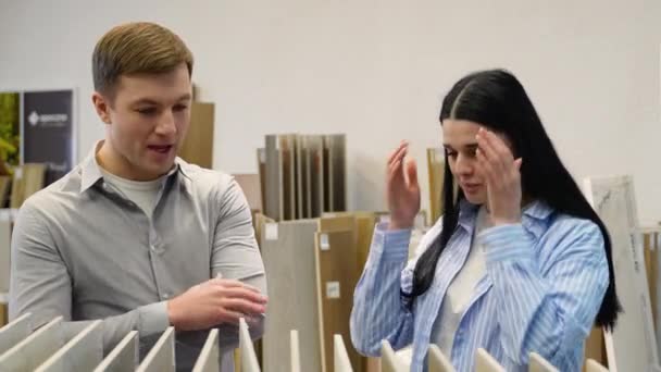 Junges Paar Wählt Baumarkt Keramikfliesen Für Die Reparatur Seines Hauses — Stockvideo