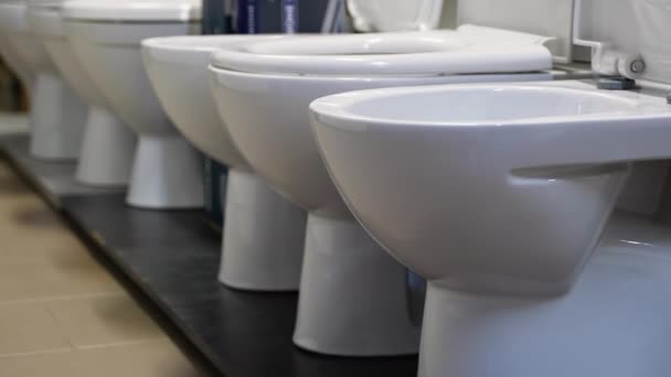 Toilet Mangkuk Lorong Sebuah Toko Perangkat Keras — Stok Video