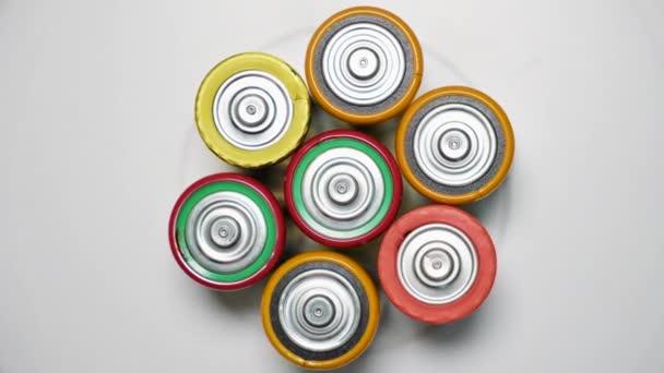 Stare Zużyte Baterie Różne Końcówki Baterii Obracają Się Kółko — Wideo stockowe