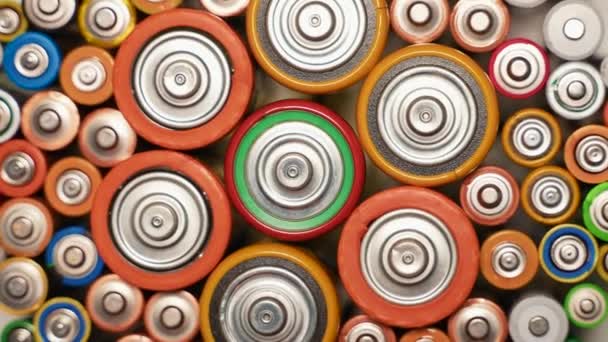 Baterias Usadas Velhas Tipo Aaa Rodar Círculo — Vídeo de Stock