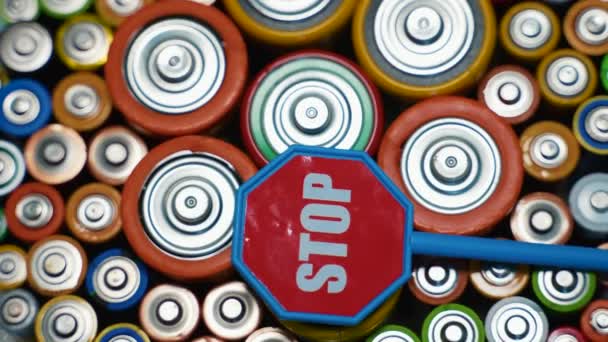 Zatrzymać Zanieczyszczenie Bateriami Stare Używane Baterie Typu Aaa Znak Stopu — Wideo stockowe