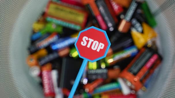 Zatrzymać Zanieczyszczenie Bateriami Stare Używane Baterie Typu Aaa Znak Stopu — Wideo stockowe