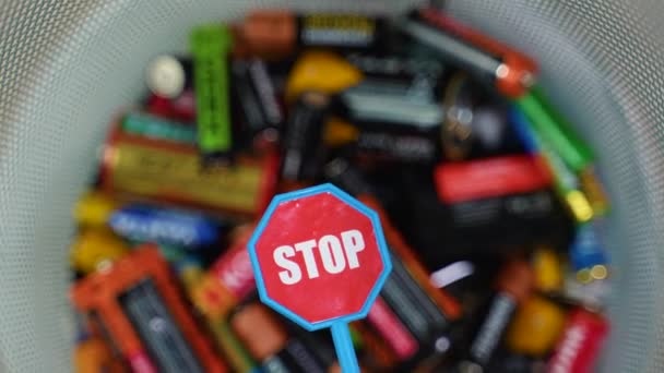 Bataryaların Kirliliğini Durdur Farklı Batarya Dur Işareti Bir Çöp Kutusunda — Stok video
