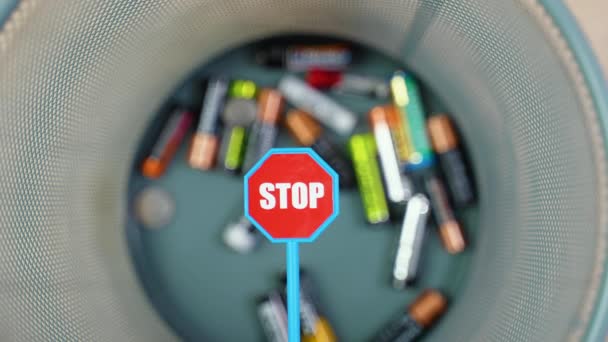 Iemand Gooit Gebruikte Batterijen Prullenbak Concept Van Inzameling Recycling Van — Stockvideo