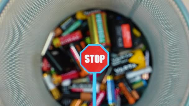 Člověk Vyhazuje Použité Baterie Koše Odpadky Zastavit Znečištění Baterií — Stock video