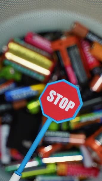Zatrzymać Zanieczyszczenie Bateriami Inna Bateria Znak Stopu Obracają Się Koszu — Wideo stockowe