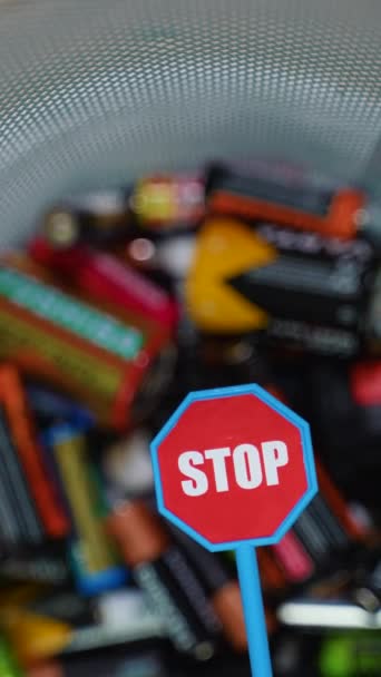 Zatrzymać Zanieczyszczenie Bateriami Inna Bateria Znak Stopu Obracają Się Koszu — Wideo stockowe