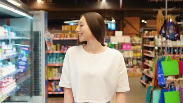 Γυναίκα Κάνει Ψώνια Στο Σούπερ Μάρκετ Σπρώχνει Ένα Καλάθι Αγορών — Αρχείο Βίντεο
